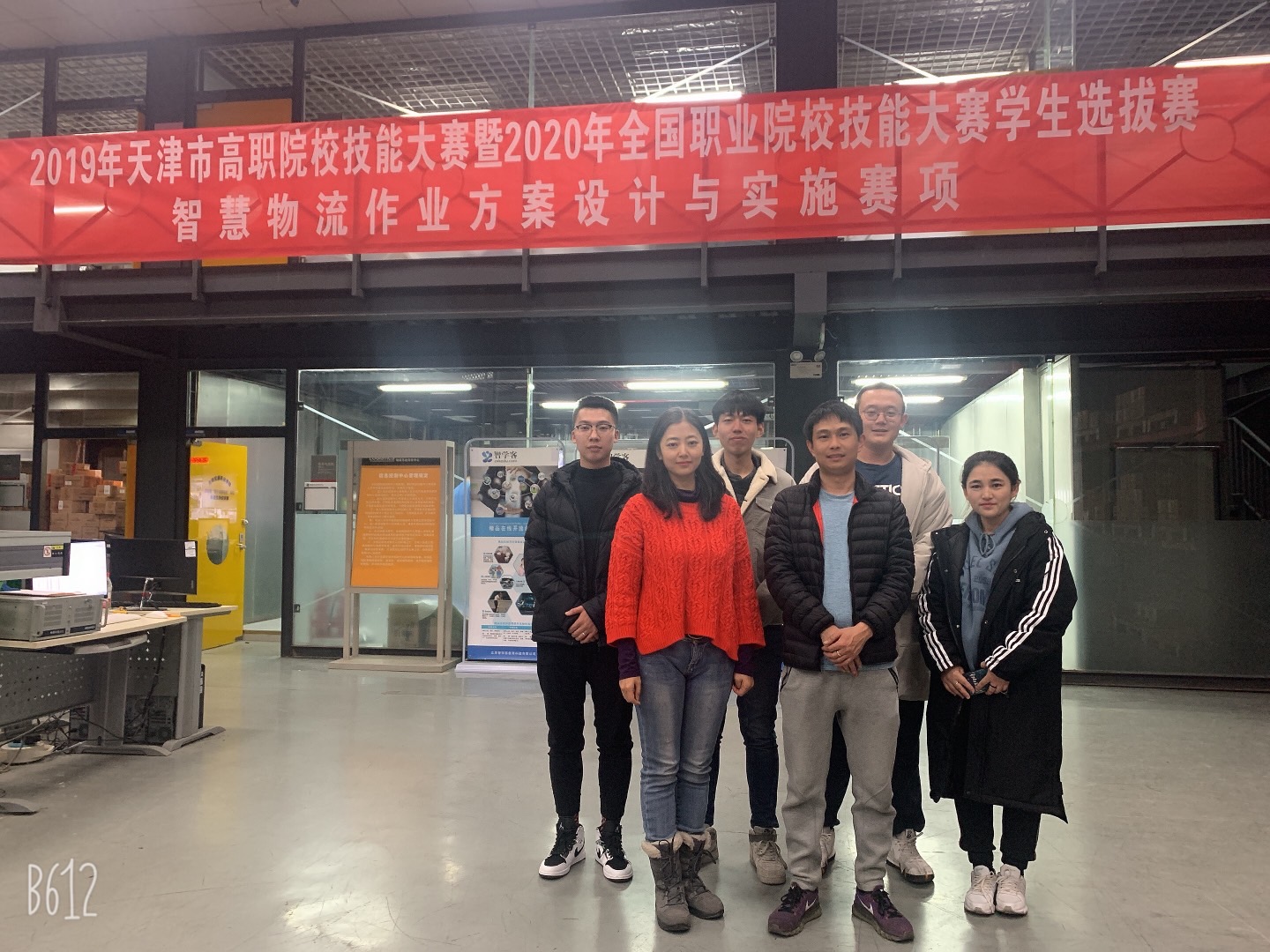 参赛选手和指导教师合影